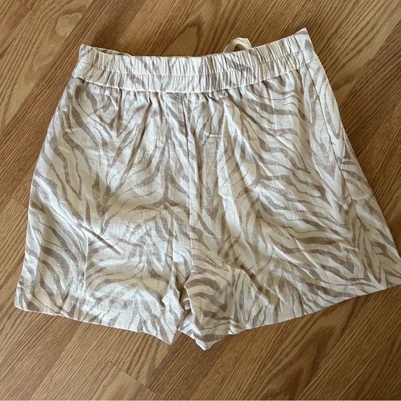 Carolina Belle Animal Print Shorts - Picture 2 of 4